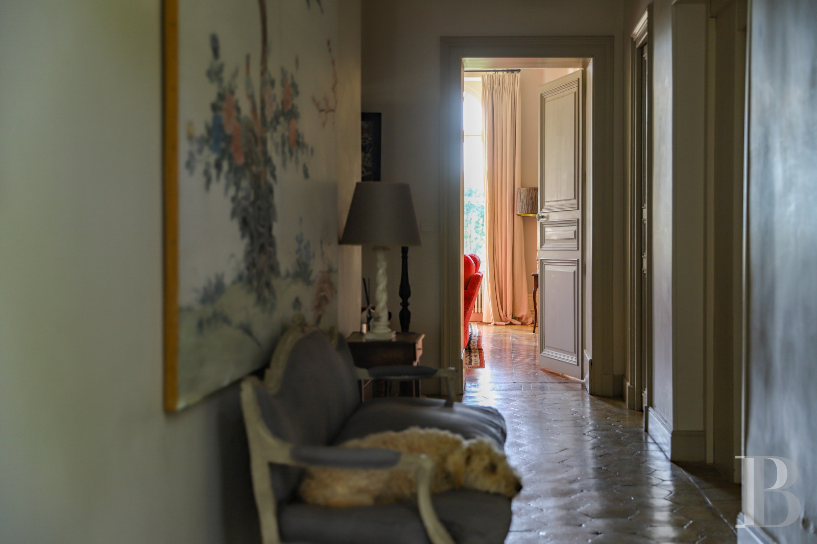 Dans le Perche, au nord-est de Bellême, une maison des 18e et 19e siècle au milieu de grands arbres  - photo  n°15